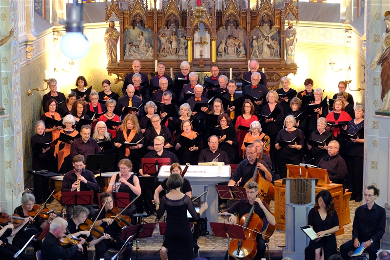 Der Kirchenchor Lammersdorf bei einem Konzert in der Pfarrkirche; im Vordergrund einige Musiker des Begleitorchesters und zwei Solisten